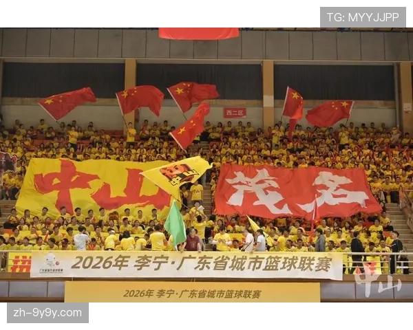 观众席惊现巨型垒球玩偶 为东道主球队加油引发全场欢呼